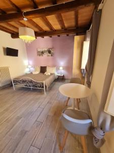 1 dormitorio con 1 cama y 1 mesa en una habitación en Soggiorno dell Agnolo, en Florencia