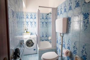 a bathroom with a toilet and a washing machine at casa vacanze la TORRETTA di Silvana & Valter in Seriate