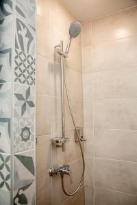 ベレホヴェにあるMy Home Apartのバスルーム(シャワー、シャワーヘッド付)が備わります。
