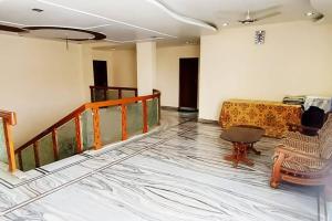 uma sala de estar com um sofá e uma mesa em Kukatpally 11 BHK with Parking em Hyderabad