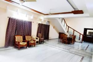 uma sala de estar vazia com cadeiras e um piano em Kukatpally 11 BHK with Parking em Hyderabad