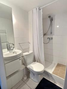 a bathroom with a toilet and a sink and a shower at Appartement vue mer en plein centre de Valras-Plage in Valras-Plage