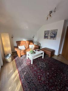 uma sala de estar com um sofá e uma mesa de centro em Ferienwohnung Burgunder-Paradies em Britzingen