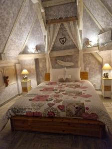 Tempat tidur dalam kamar di Chambres Suite d'Hôte Divine Providence