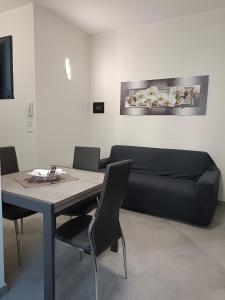 Uma área de estar em Orchidea Home