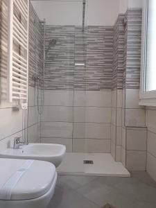 y baño con ducha, aseo y lavamanos. en Orchidea Home, en Busto Arsizio