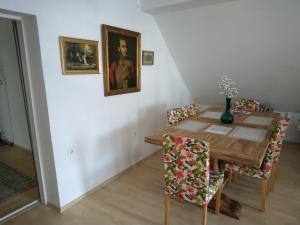 uma sala de jantar com uma mesa de madeira e cadeiras em Wohnung Rudolf em Bad Ischl