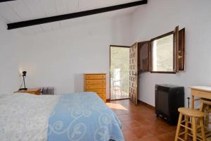 une chambre avec un lit et un bureau et une cuisine dans l'établissement Cortijo Grande Studio, à Rubite