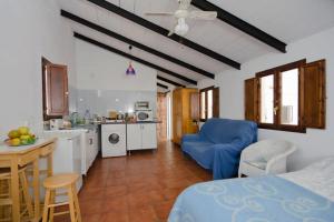 Il comprend une cuisine et un salon avec un lit et une table. dans l'établissement Cortijo Grande Studio, à Rubite