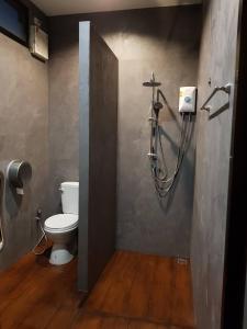łazienka z toaletą i prysznicem w obiekcie Rimwang The River Life w mieście Sai Yok