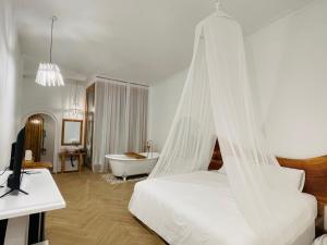a bedroom with a bed with a mosquito net at Tiên Sơn Pleiku Homestay in Pleiku