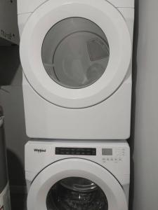 una lavadora blanca con la tapa para arriba en Oasis of Happiness en Saskatoon