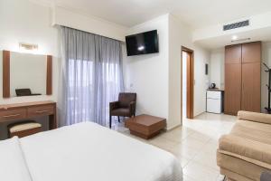 Pokój hotelowy z łóżkiem i biurkiem w obiekcie Thalassa Apart Hotel w Aleksandropolis