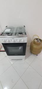 a stove top oven sitting in a kitchen at Casa Temporada Guriri Céu Azul in Guriri