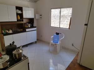 Η κουζίνα ή μικρή κουζίνα στο Casa Temporada Guriri Céu Azul +18 φωτογραφίες