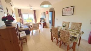 salon ze stołem, krzesłami i kanapą w obiekcie Rico Apartaments Ricosol w mieście Torrox Costa
