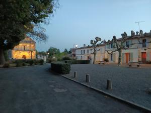 una calle vacía con un edificio en el fondo en CAP SAINT EMILION-Idéal PROS-horaires adaptables en Petit-Palais-et-Cornemps