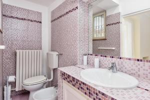 ein Bad mit einem Waschbecken und einem WC in der Unterkunft [10 min Torino] Moderna Casa Due Piani con Cortile in Moncalieri
