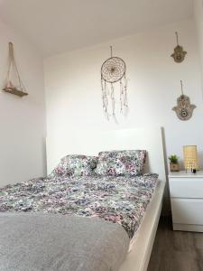 1 dormitorio con 1 cama con edredón de flores en Sun Liski Mazury, Stare Juchy, Ełk, 