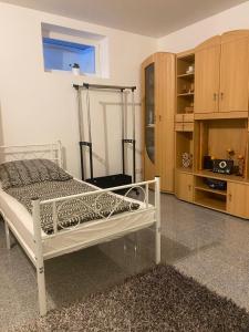 1 dormitorio con cama blanca y armarios de madera en Ferienwohnung Patrick, en Amberg