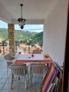 d'une salle à manger avec une table et des chaises sur un balcon. dans l'établissement Zelena Oaza Krupanj, à Krupanj