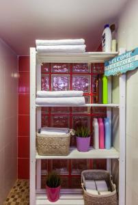 a towel rack in a bathroom with towels at Villa del Mar in Puebla de Farnals