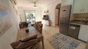 Kuchnia lub aneks kuchenny w obiekcie Rico Apartaments Ricosol