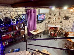 TV a/nebo společenská místnost v ubytování Stone Maisonettes