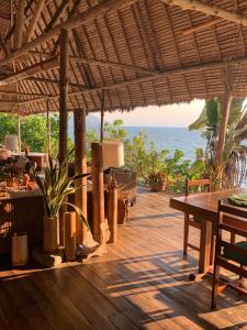 的住宿－nosykombafafa，一个带桌子的户外庭院,享有海景