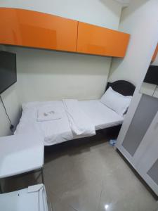 Postel nebo postele na pokoji v ubytování Small Budget Rooms for 'girls' only in Dubai, Marina