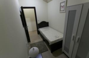 Postel nebo postele na pokoji v ubytování Small Budget Rooms for 'girls' only in Dubai, Marina