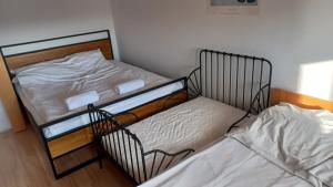 ワルシャワにあるBobrovia Apartmentの隣接する部屋の二段ベッド2台