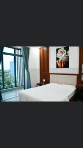 Giường trong phòng chung tại Tulip Hotel