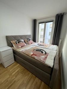 Bett in einem Zimmer mit Fenster in der Unterkunft Gemütliche 2- Zimmer Apartment Nähe Neu Donau in Wien
