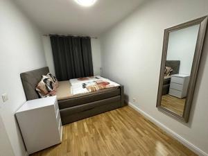 سرير أو أسرّة في غرفة في Gemütliche 2- Zimmer Apartment Nähe Neu Donau