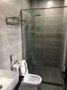 La salle de bains est pourvue d'une douche, de toilettes et d'un lavabo. dans l'établissement Tulip Hotel, à Hô-Chi-Minh-Ville