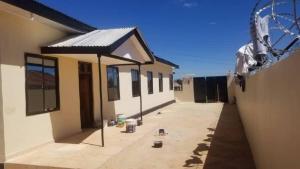 una casa está siendo remodelada con un patio en Getaway bnb - Njombe, en Njombe