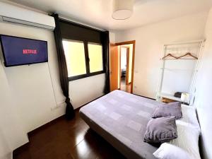 Un dormitorio con una cama grande y una ventana en MT Nuevos Apartamentos y Suites con baño privado, en Mataró