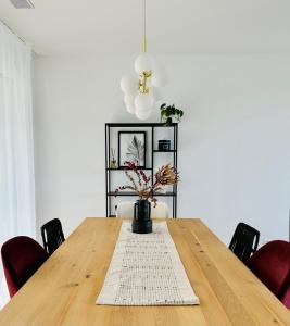 Bilde i galleriet til Stylisches Ferienhaus bis 6 Gäste mit einzigartigem Seepanorama i Ermatingen