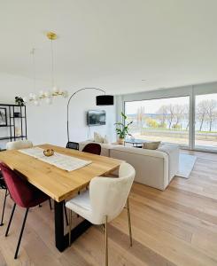 Et sittehjørne på Stylisches Ferienhaus bis 6 Gäste mit einzigartigem Seepanorama