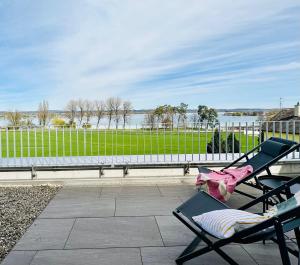En balkong eller terrasse på Stylisches Ferienhaus bis 6 Gäste mit einzigartigem Seepanorama