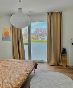 En eller flere senger på et rom på Stylisches Ferienhaus bis 6 Gäste mit einzigartigem Seepanorama