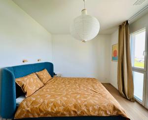 En eller flere senger på et rom på Stylisches Ferienhaus bis 6 Gäste mit einzigartigem Seepanorama