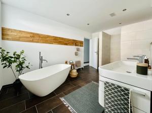 Et bad på Stylisches Ferienhaus bis 6 Gäste mit einzigartigem Seepanorama