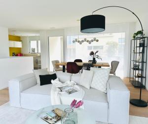 Et sittehjørne på Stylisches Ferienhaus bis 6 Gäste mit einzigartigem Seepanorama