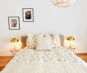 En eller flere senger på et rom på Stylisches Ferienhaus bis 6 Gäste mit einzigartigem Seepanorama