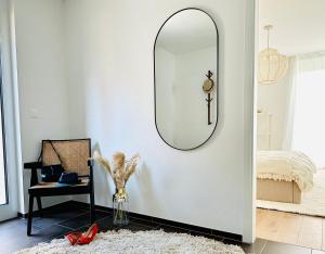 En eller flere senger på et rom på Stylisches Ferienhaus bis 6 Gäste mit einzigartigem Seepanorama