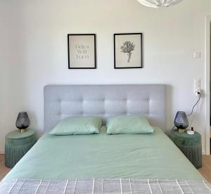 En eller flere senger på et rom på Stylisches Ferienhaus bis 6 Gäste mit einzigartigem Seepanorama