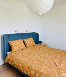 En eller flere senger på et rom på Stylisches Ferienhaus bis 6 Gäste mit einzigartigem Seepanorama
