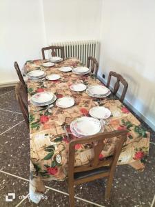 una mesa con un mantel en ella con platos en ella en Serravalle Apartment 2, en Serravalle Scrivia